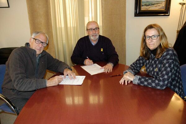 Jan Baca, l'alcalde Josep Maria Rufí i la regidora de Cultura, Anna Maria Mercader, durant la signatura del conveni de cessió, que es fa formalitzar el desembre passat.