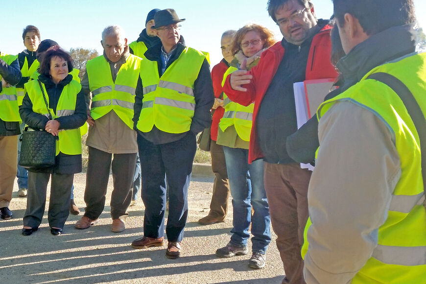 Jordi Montaner, fent de guia a la Pletera, durant una visita amb hidròlegs, el 17 de novembre de 2015.