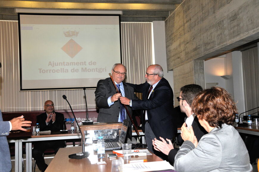 Jordi Colomí (UPM), rebent la vara d'alcalde de mans de l'alcalde sortint, Josep Maria Rufí (ERC)