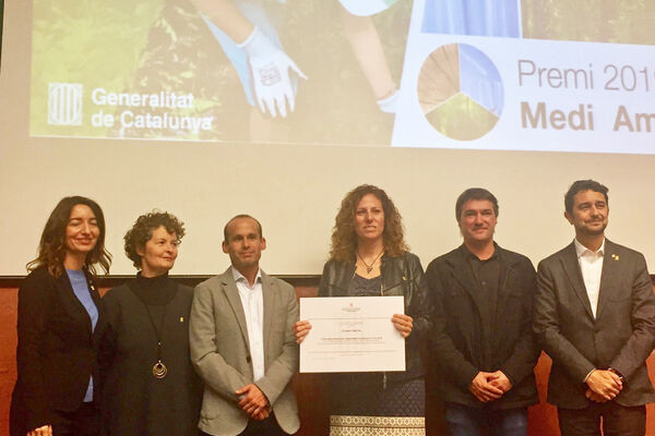 La regidora de Medi Ambient de Torroella de Montgrí, Natàlia Navarro (segona per l'esquerra), va assistir a l'acte de lliurament del premi.