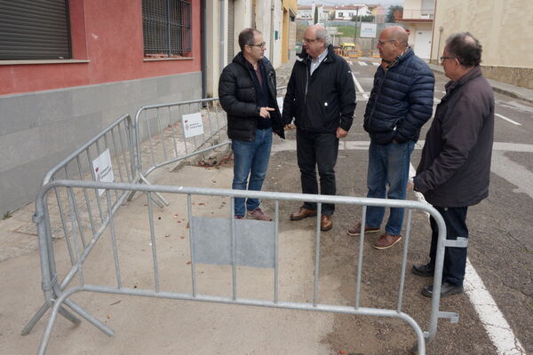 Jordi Oliver, Jordi Colomí i Josep Martinoy, durant la visita al carrer, en el punt on el novembre hi va haver l'esvoranc.