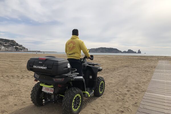 Un socorrista sobre un quad de salvament a la platja de l'Estartit