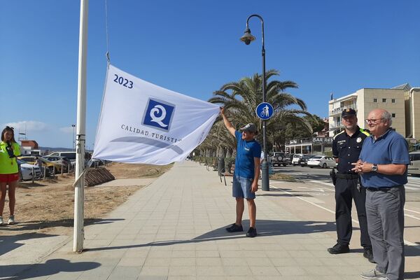Hissada de la bandera Q de Qualitat Turística a la platja de l'Estartit
