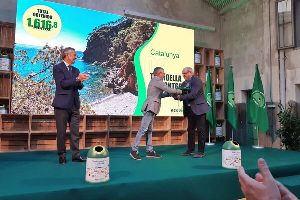 Hugo Morán, secretari d'Estat de Medi Ambient del Ministeri per a la Transició Ecològica i el Repte Demogràfic, lliurant la Bandera Verda a l'alcalde, Jordi Colomí.