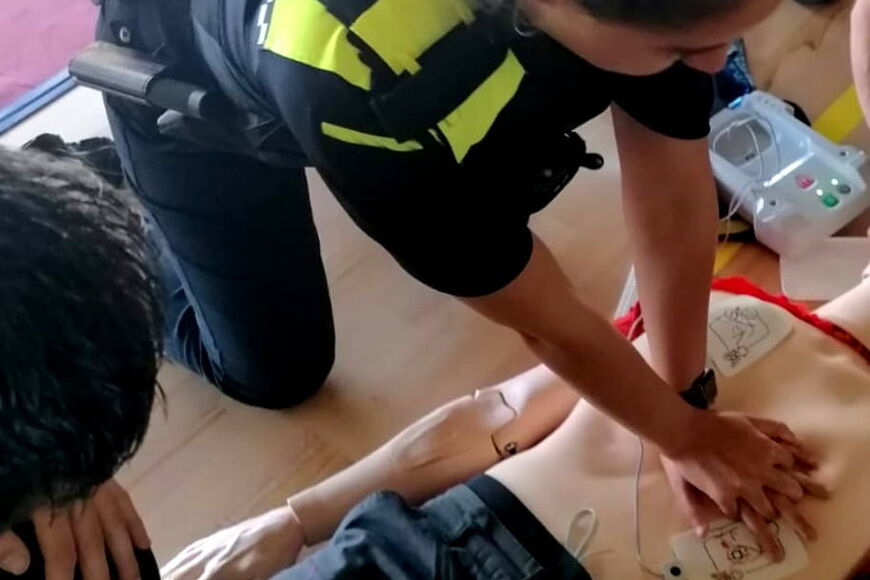 Imatge d'un curs d'utilització de l'aparell desfibril·lador a la Policia Local de Torroella de Montgrí