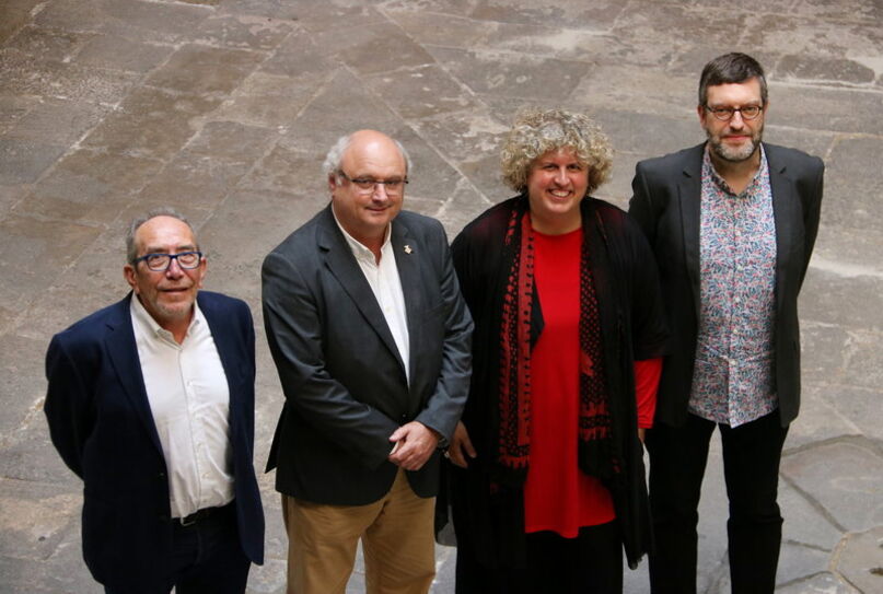 D’esquerra a dreta el vicepresident de JMT Josep Capellà, l’alcalde Jordi Colomí, la directora artística Montse Faura, el director de música de l’ICEC Xavier Cester al Departament de Cultura