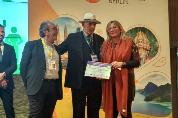 La regidora de Destinació Turística, Sandra Pibernat, i l'assessor turístic municipal, Josep Capellà, recollint el premi.