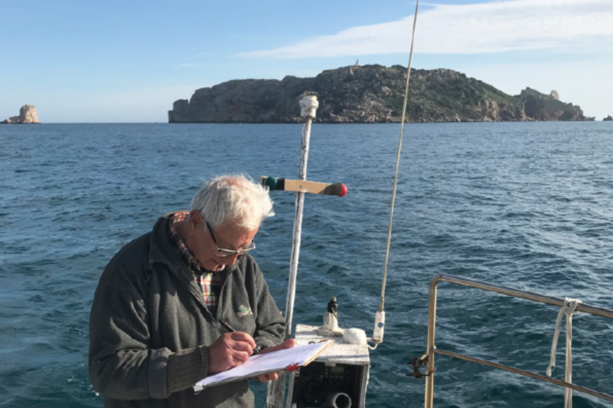 Josep Pascual mesura la temperatura del mar