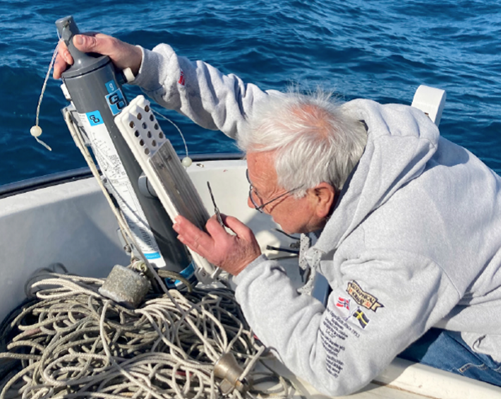 Josep Pascual mesura la temperatura del mar