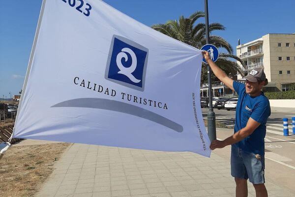 Hissada de la bandera Q de Qualitat Turística a la platja de l'Estartit